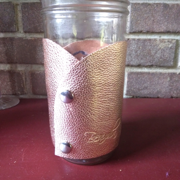 💥 CLOSET CLOSING SALE 💥 Genuine Leather Embroidery Glass/Cup Holder - Picture 2 of 7